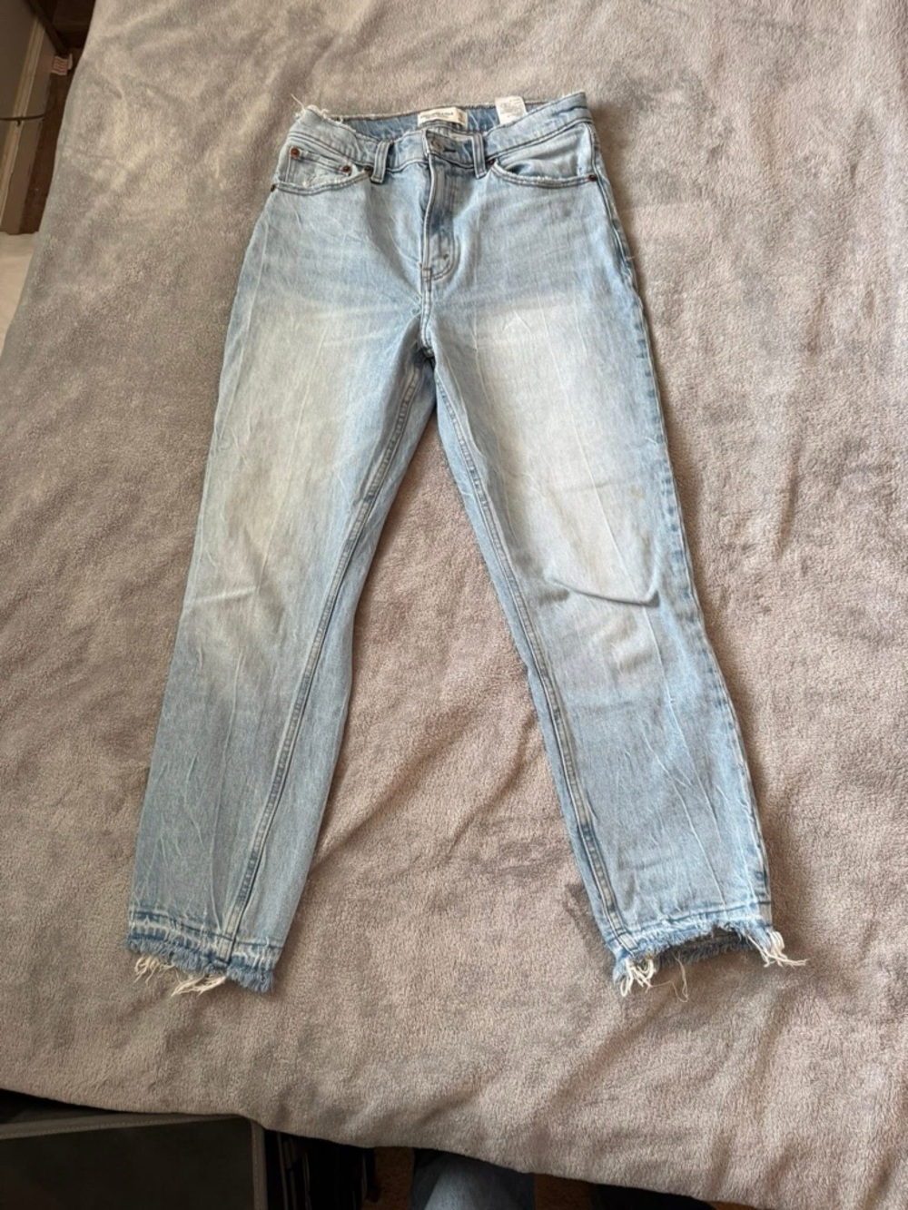 Abercrombie & Fitch Light Blue High-Rise mom Jeans